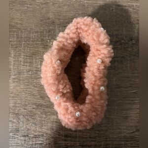 NWOT Fuzzy Pink Claw Clip with Pearls